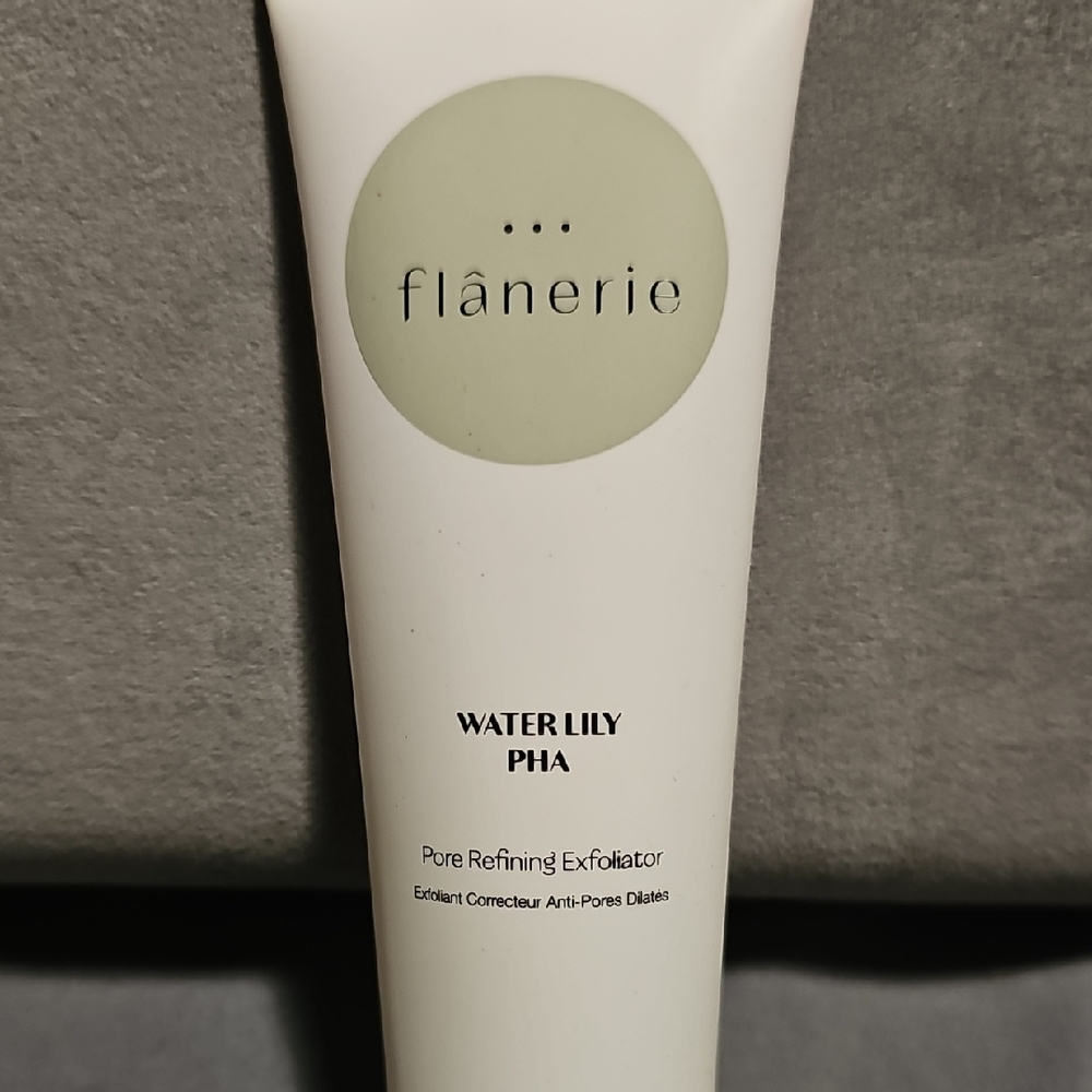 Water Lily PHA Exfoliator - White
